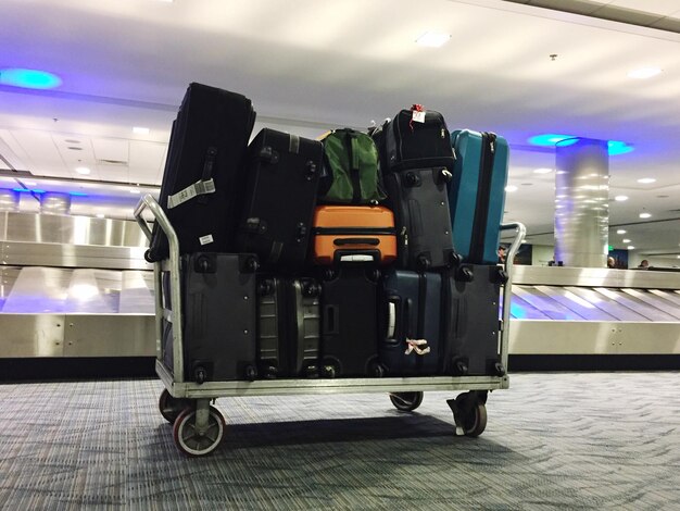 Foto equipaje en el carrito en el aeropuerto