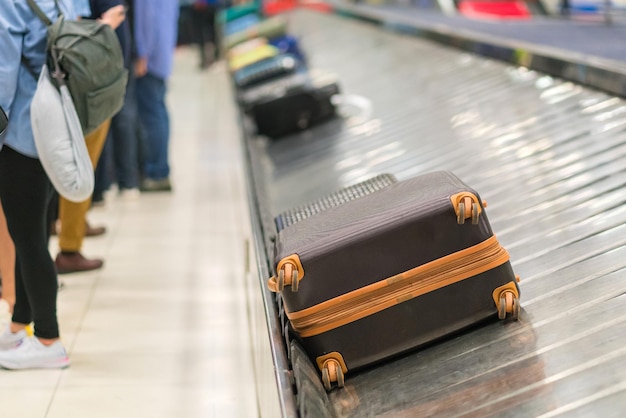 Foto equipaje en cinta transportadora en el aeropuerto