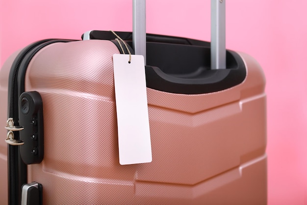 Foto el equipaje contra un fondo rosado