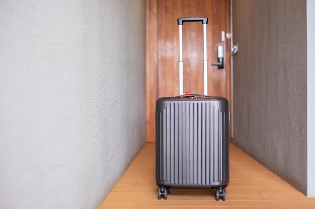 Equipaje en la habitación de hotel moderna después de la apertura de la puerta Tiempo para viajar servicio de estancia viaje viaje vacaciones de verano y conceptos de vacaciones