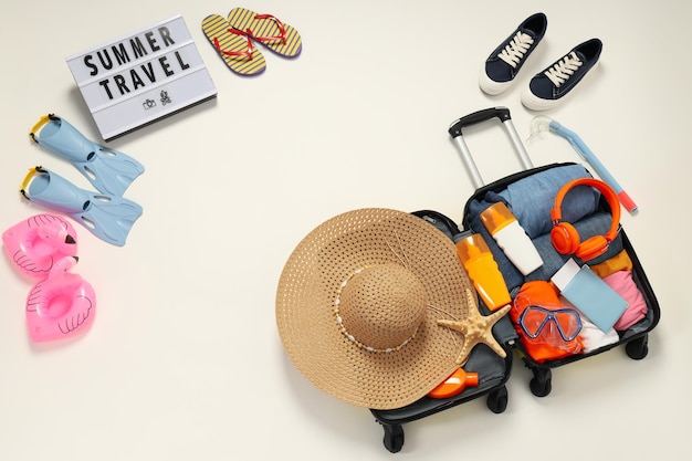 Equipaje de maleta para viajes de verano y vista superior de vacaciones