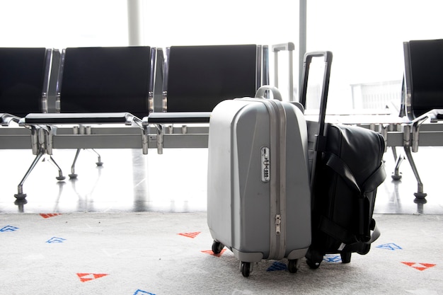 Foto equipaje de viaje en la terminal del aeropuerto.