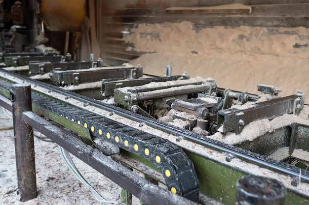 Equipamento antigo para cortar madeira em uma serraria Indústria de carpintaria