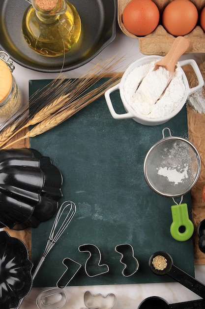 Foto equipamento básico para cozinhar utensílios e ingredientes farinha para medidor de batedeira de ovos