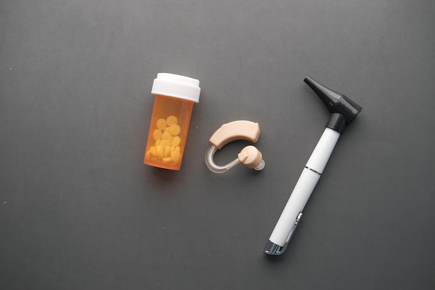 Equipamento de aparelho auditivo e recipiente de pílula médica em preto