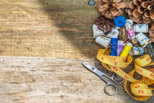 Foto equipamento de arte e artesanato em mesa