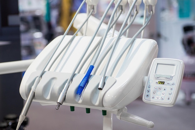 Foto equipamento de atendimento odontológico em clínica odontológica