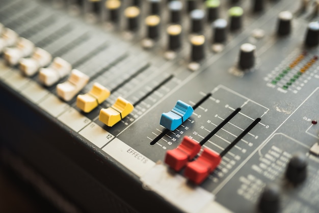 Equipamento de botões no console de mixagem de áudio