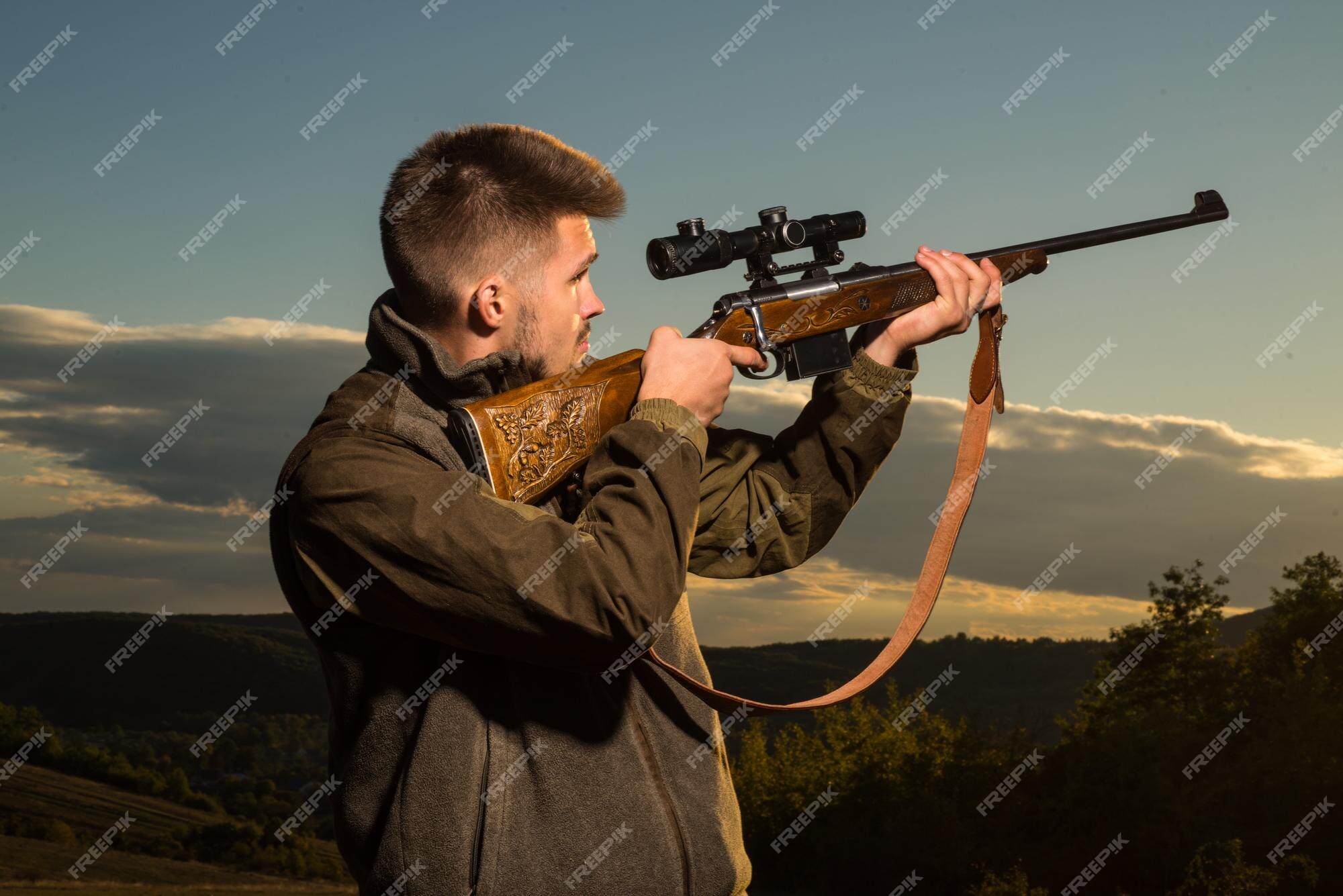 Caçador Com Rifle Poderoso Com Scope Spotting Animals. Caçador Com Arma De  Espingarda Na Caça. Copie Espaço Para O Texto. Jogo De Caça Mais Realista  Já Criado. Foto Royalty Free, Gravuras, Imagens