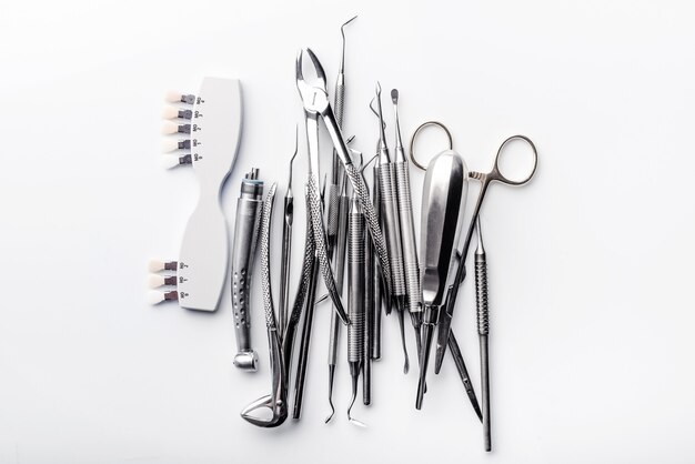 Foto equipamento de cirurgia dentária na mesa branca