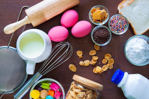 Equipamento de confeitaria e boloTigelas de ingredientes necessários para assar cupcakes coloridos