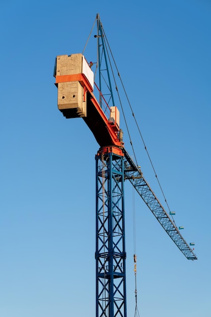 Equipamento de construção de guindaste de levantamento e céu azul