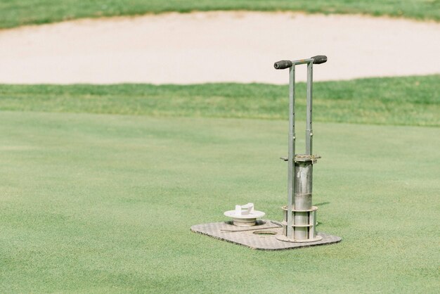 Foto equipamento de corte de buracos de golfe