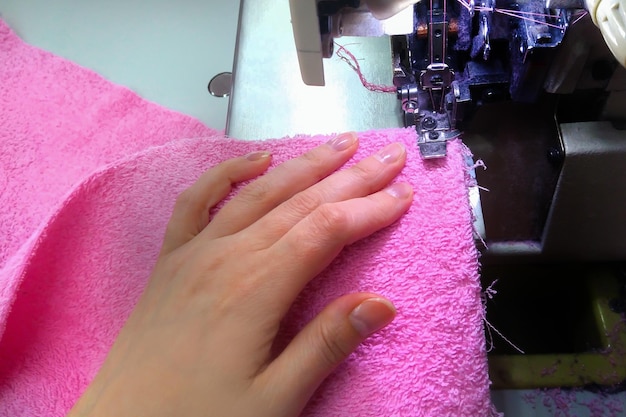 Equipamento de costura as mãos das mulheres costuram