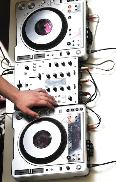 equipamento de dj gramofone e mixete com mão de dj no evento de festa