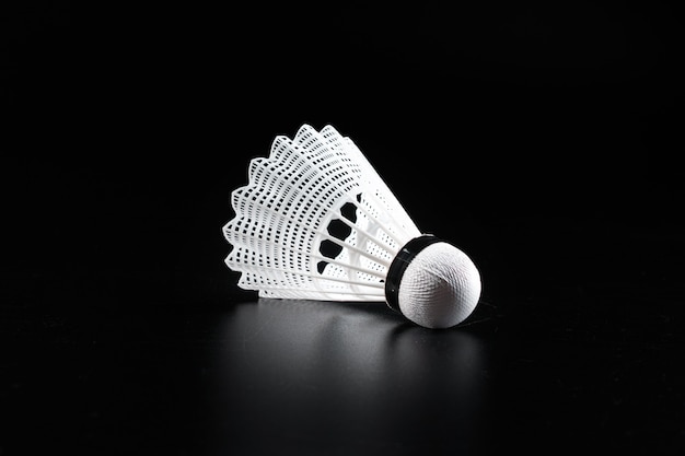 Equipamento de esporte de badminton no preto escuro close-up