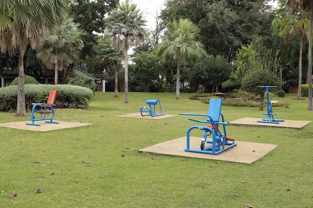 Foto equipamento de exercício em parque público