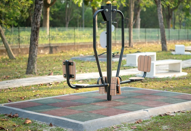 Equipamento de exercício ou fitness ao ar livre no parque