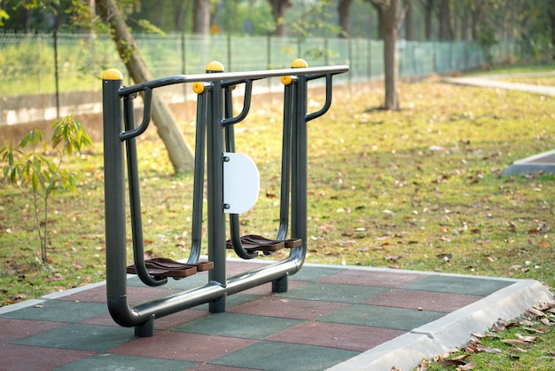 Equipamento de exercício ou fitness ao ar livre no parque