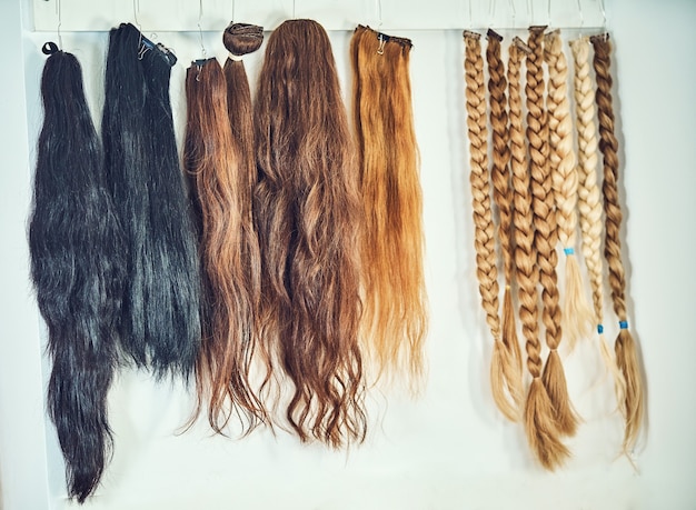 Equipamento de extensão de cabelo de cabelo natural. amostras de cabelo de cores diferentes