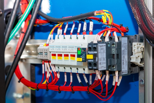 Equipamento de fiação e comutação que se liga no interior de um painel de controlo industrial