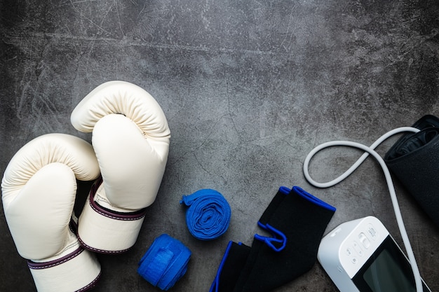 Equipamento de fitness esfigmomanômetro de luva de boxe em um fundo escuro