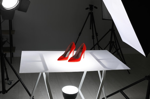 Foto equipamento de fotografia profissional preparado para fotografar sapatos elegantes em estúdio