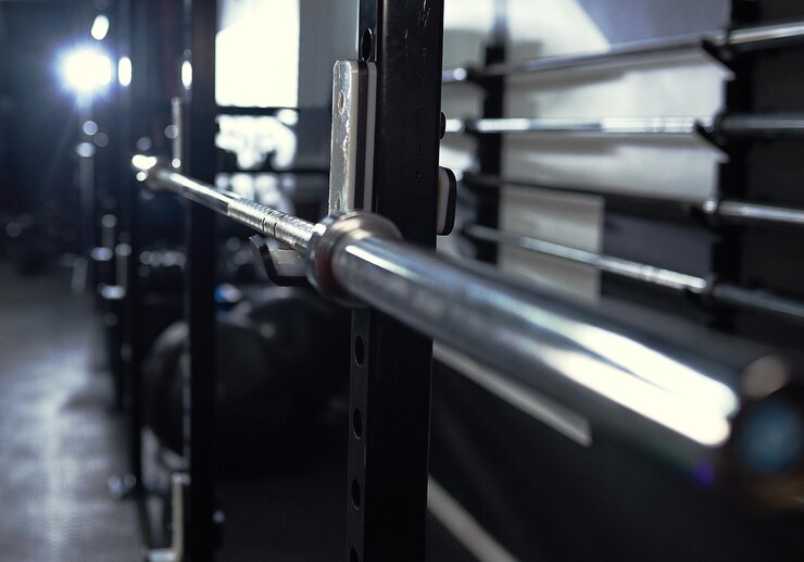 Foto equipamento de ginástica e barra em rack para levantamento de pesos desenvolvimento muscular ou associação esportiva saúde bem-estar e ferramentas metálicas na prateleira para exercício de crescimento e treinamento de peso em clube de fitness