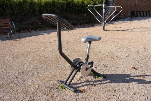 Equipamento de ginástica para bicicleta ergométrica em um parque público da cidade