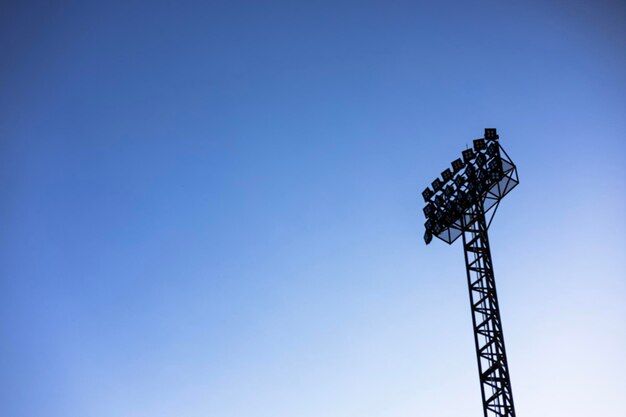 Foto equipamento de iluminação de campos desportivos públicos