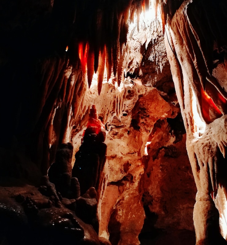 Foto equipamento de iluminação iluminado na caverna