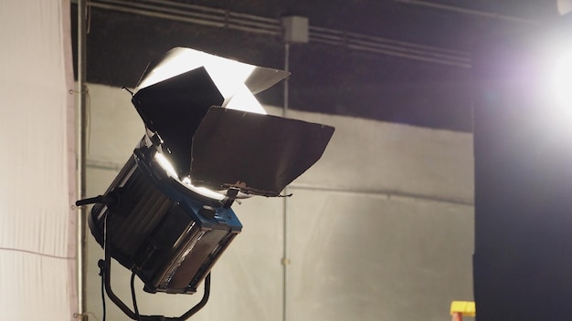 Equipamento de luz led em estúdio de filmagem para produção online de filmes ou vídeos de filmes