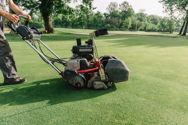 Foto equipamento de manutenção de campos de golfe cortador de relva