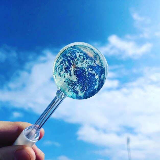 Foto equipamento de mão recortado contra o céu azul