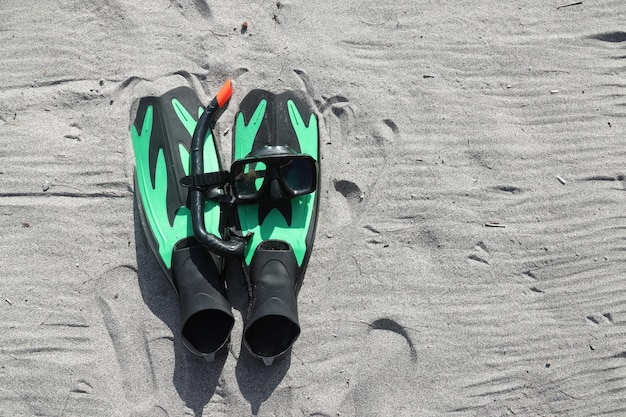 Equipamento de mergulho isolado na praia com espaço de cópia Conceito de viagem