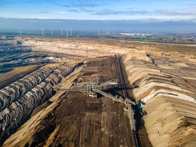 Equipamento de mineração em uma mina a céu aberto de carvão marrom perto de Garzweiler Germany Aerial View