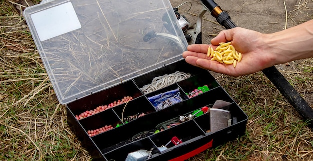 Equipamento de pesca em um flutuador de madeira com fundo de montanha e foco seletivo, natureza