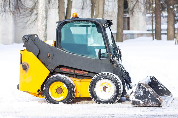 Equipamento de remoção de neve no parque de inverno Quedas de neve e desastres naturais