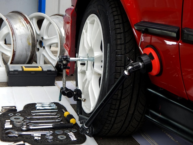 Foto equipamento de reparação para as rodas do carro montadas perto do veículo