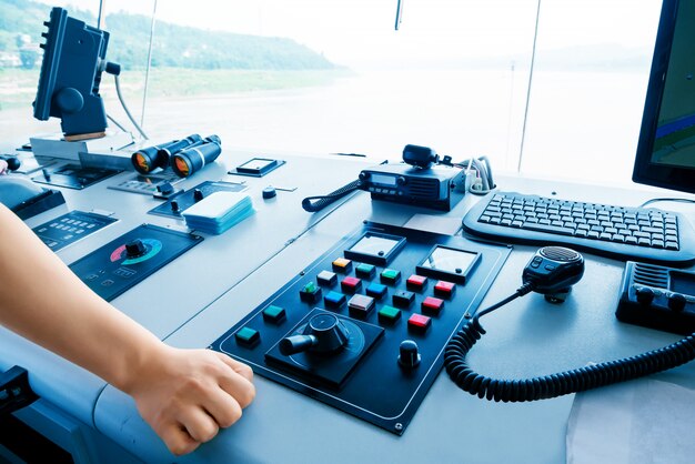 Equipamento de sala de controle de cruzeiro