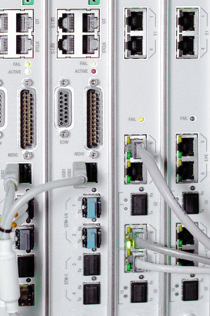 Equipamento de telecomunicação de cabos de rede em um datacenter de operadora de telefonia móvel.