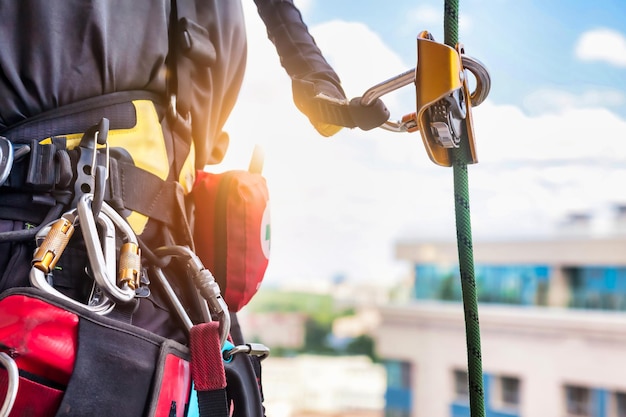 Equipamento de trabalhador de alpinismo industrial no telhado