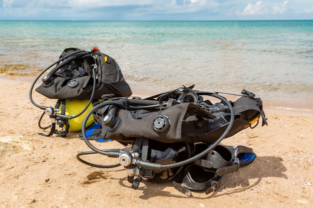 Equipamento de um mergulhador, um balão de oxigênio fica na praia. mergulho, equipamento, barbatanas, balões, máscaras