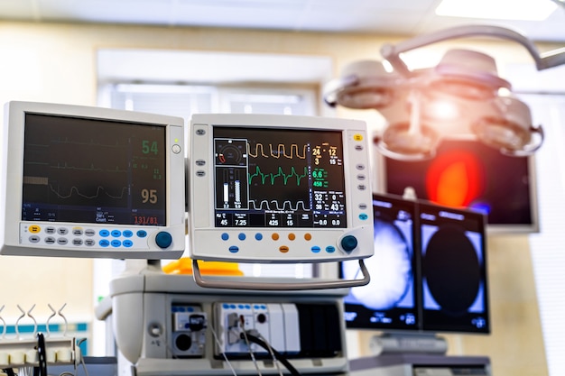 Equipamento de ventilação mecânica. Tela com resultados. Diagnóstico de pneumonia. Ventilação dos pulmões com oxigênio. COVID-19 e identificação de coronavírus. Pandemia.