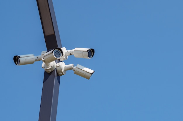 Equipamento de vídeo com câmera de segurança de vigilância cctv multi-ângulo no céu azul