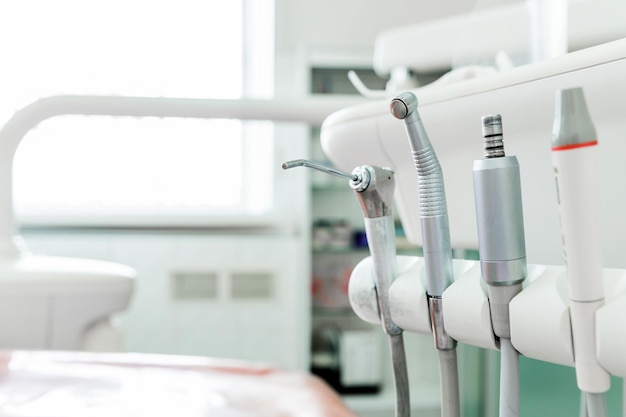 Equipamento dentário pronto para uso em clínicas modernas