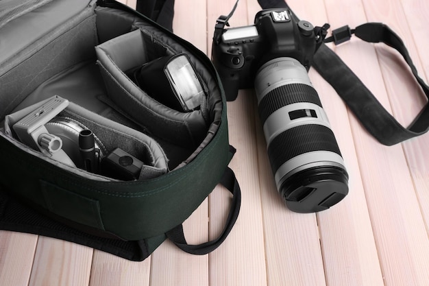 Foto equipamento do fotógrafo em um fundo claro de madeira