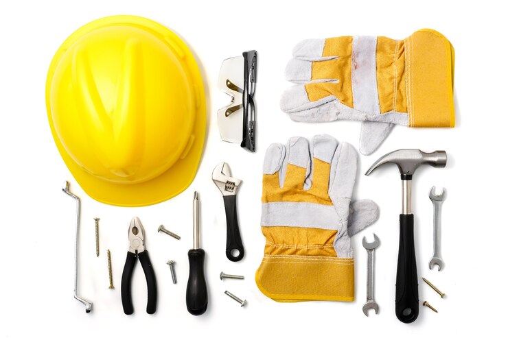 Foto equipamento e ferramentas de segurança da construção no fundo branco.