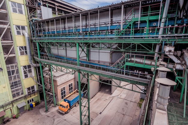 Equipamento e oleoduto na refinaria de petróleo.