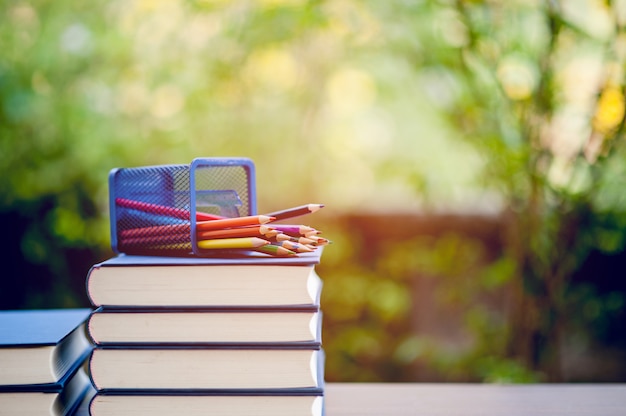 Equipamento educacional, placas e livros Conceito de educação com espaço de cópia